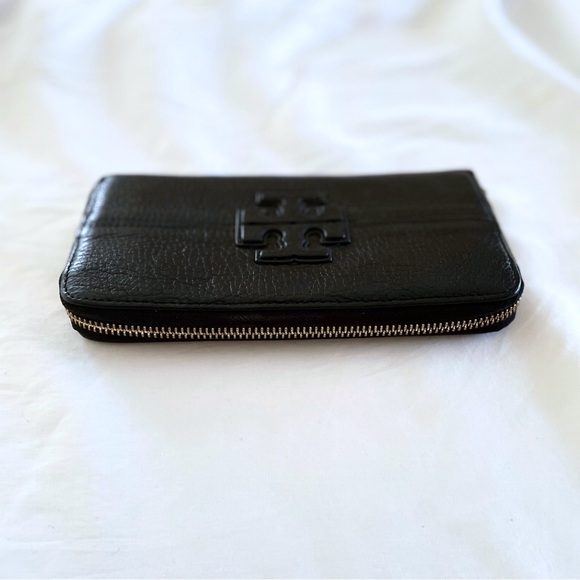 Tory Burch | Stacked T Zip Continental Wallet in Black - Picture 5 of 12